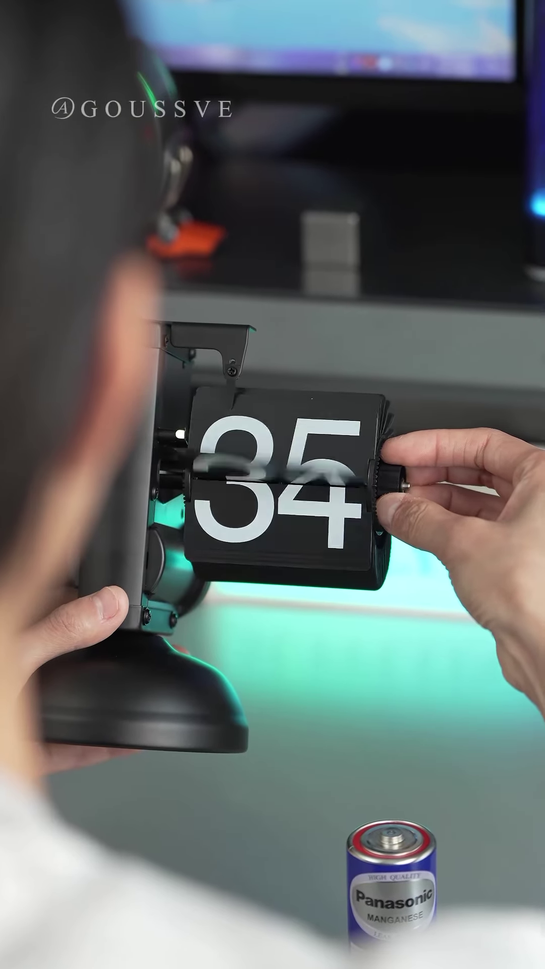Retro Mechanical Auto Flip Desk Clock with Matte Black Finish and Large Bold Digital Display