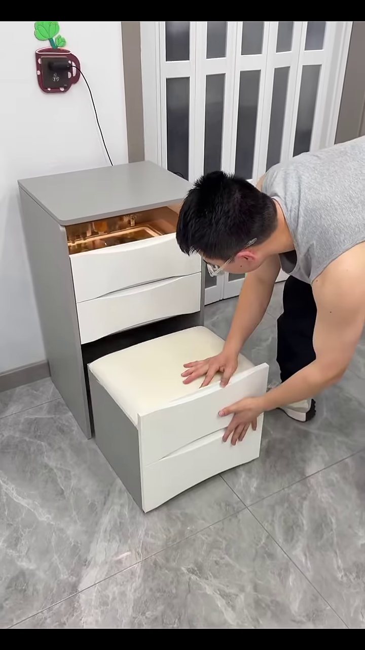 🪞✨ Transform Your Space with This Hidden Vanity Table! ✨🪑