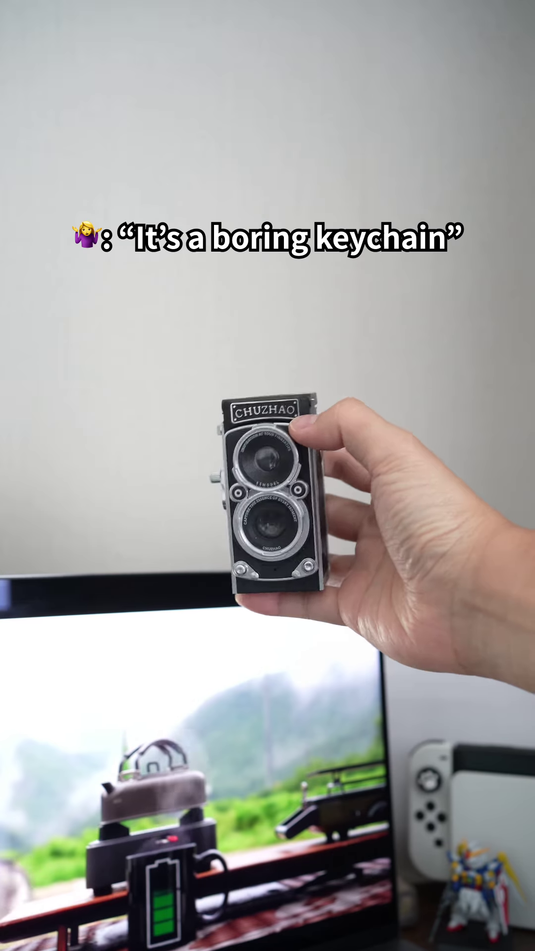 Miniature Vintage Twin-Lens Reflex Camera Keychain – Premium Die-Cast Replica with Mechanical Action
