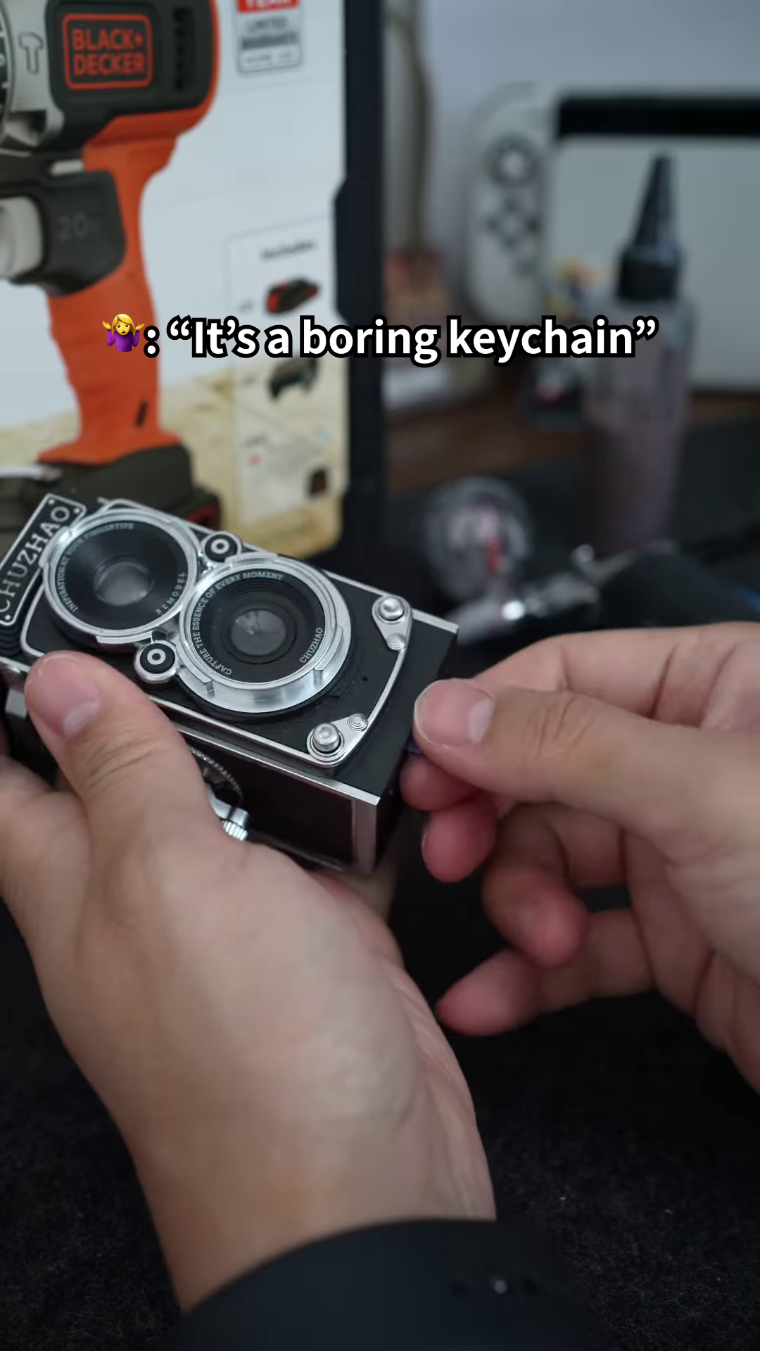 Miniature Vintage Twin-Lens Reflex Camera Keychain – Premium Die-Cast Replica with Mechanical Action